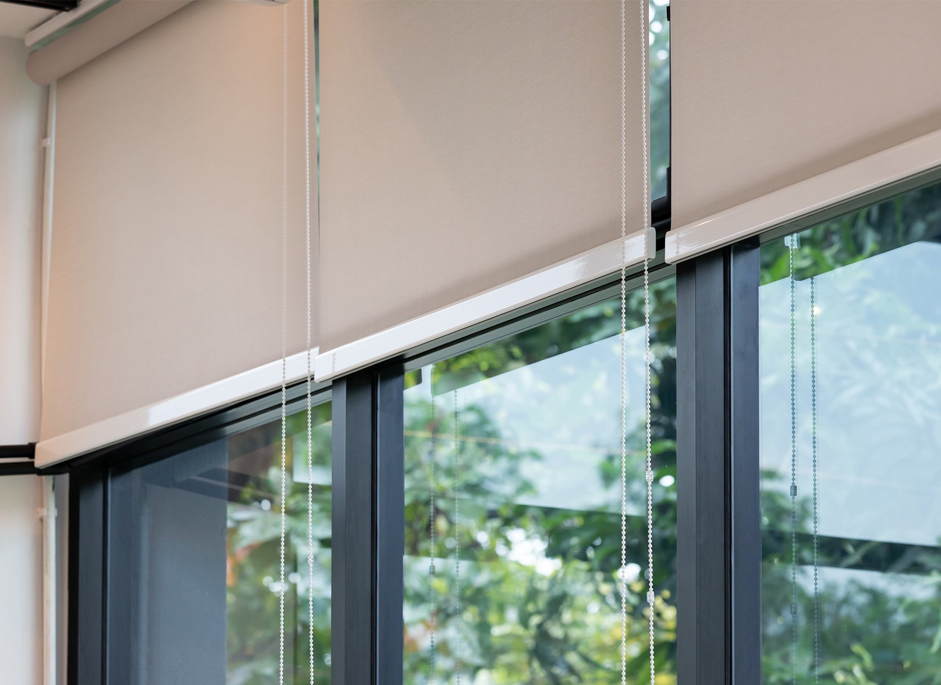 Roman Shades vs Roller Shades: Which Fits Your Home’s Style?